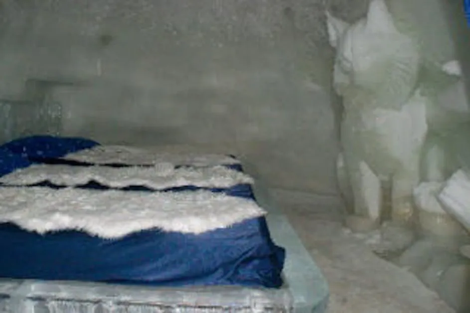 bedroom with ice sculpture at KIrkenes Snow Hotel