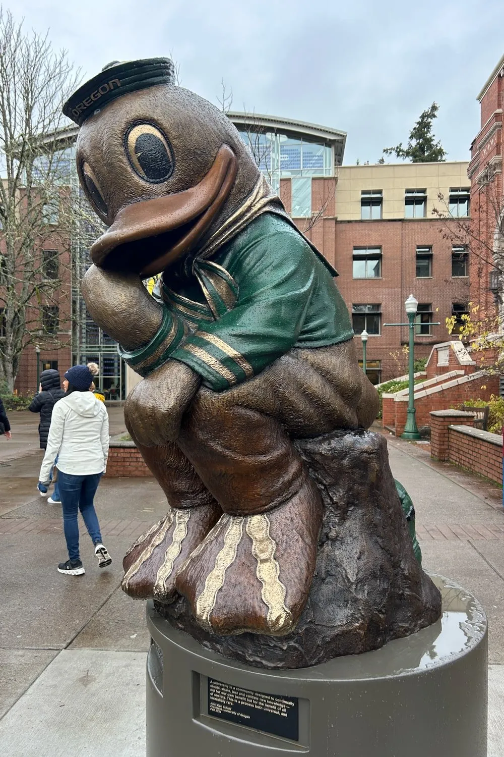 statue of a University of Oregon duck mascot