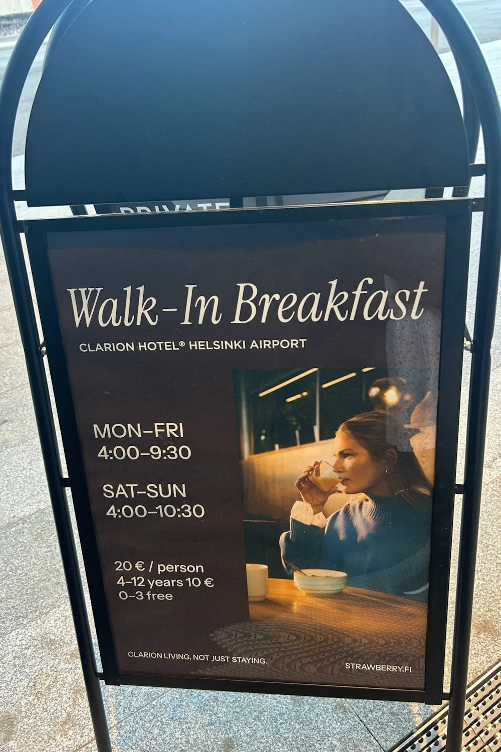 Sign advertising "Walk-in Breakfast" for 20 Euros per person